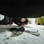 Localizador de artigos com porta-chaves compatível com Apple e Android cor preto quinta vista