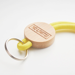 Lanyard tubular poliéster detalhe circular bambu personalização total cor amarelo quinta vista