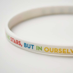 Pulseira fina silicone para eventos 100% personalizável feita a medida cor branco quinta vista