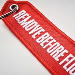 Porta-chaves forma de etiqueta ponta triangular personalização total cor vermelho quinta vista