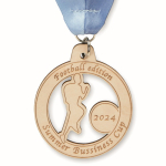 Medalha de madeira com fita cosida em V personalização total cor branco quinta vista