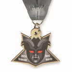 Medalha de madeira com fita cosida em V personalização total cor branco quinta vista