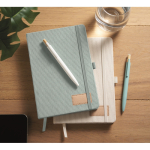 Caderno com capa de poliéster rPET e 192 páginas A5 cor azul-claro vista conjunto