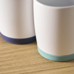 Caneca de cerâmica branca mate com base de silicone colorida 300 ml cor turquesa segunda vista conjunto