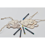 Set de pintura para criança, peças para pendurar de madeira e lápis cor branco vista fotografia terceira vista