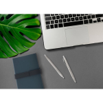 Esferográfica brilhante em aço inoxidável reciclado com tinta azul vista conjunto