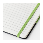 Caderno de rPET com detalhe de PU em baixo, folhas A5 pautadas oitava vista