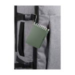 Bloco de notas mini com borda de argolas e caneta de tinta preta cor verde mesclado vista detalhe 1