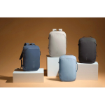 Mochila urbana fina para portátil e capacidade 15 L Bobby Air 16” cor azul vista de ambiente