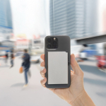 Porta-cartões magnético de alumínio para telemóvel com bloqueio RFID cor prateado vista de ambiente