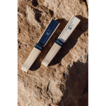 Leque portátil de bambu com mensagem ‘’Out of office’’ cor branco vista de ambiente 2