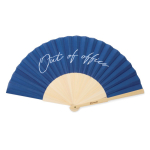 Leque portátil de bambu com mensagem ‘’Out of office’’ cor azul-marinho vista com logo