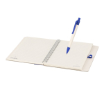 Caderno de cartão reciclado, caneta de tinta azul e folhas pautadas A5 terceira vista