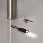 Lanterna de alumínio reciclado com 3 LED e pega de silicone vista de ambiente