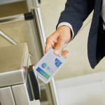 Lanyard extensível com porta-credenciais duro e cordão de 70 cm quinta vista