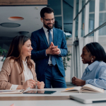 Auriculares de tradução instantânea com aplicação para telemóvel vista de ambiente