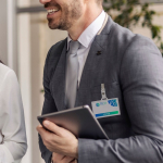 Identificador horizontal com pinça metálica e fecho amovível quarta vista