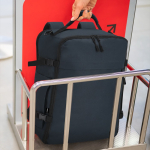 Mochila de viagem multifunções para portátil 15” com bolsos antirroubo vista de ambiente