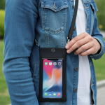 Bolsa tiracolo de pele sintética com ecrã transparente e uso táctil vista de ambiente