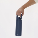 Copo térmico de aço inoxidável com tampa de orifício e palhinha 550 ml vista de ambiente