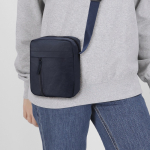 Bolsa tiracolo de soft nylon com bolso frontal e fecho de correr