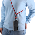 Lanyard porta-telemóvel de poliéster rPET com cabo de carga incluído vista de ambiente