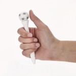 Caneta anti-stress giratória com ar de bola de futebol, tinta azul vista de ambiente