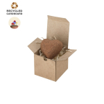 Coração de barro e sementes de flores silvestres dentro da caixa