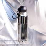 Garrafa antigotas de aço reciclado de riscas verticais 500 ml cor prateado brilhante quinta vista