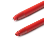 Caneta em alumínio reciclado mate com botão de pressão em bambu, tinta azul cor vermelho vista detalhe 1