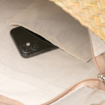 Saco de palha com forro de algodão e asas compridas em pele sintética cor natural vista detalhe 1