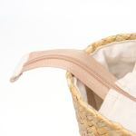 Saco de palha com forro de algodão e asas compridas em pele sintética cor natural vista detalhe 2