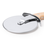 Cortador de pizza com cabo ergonómico em madeira e lâmina em aço cor natural vista detalhe 1