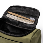 Necessaire ecológico com bolso interior em rede e asa lateral cor verde-escuro vista detalhe 2