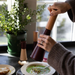 Moinho grande cónico de madeira de faia Sagaform cor vermelho-escuro quinta vista