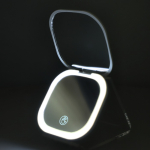 Espelho compacto com luz recarregável e ampliação 2x ideal para viagem cor branco quarta vista