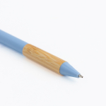 Caneta com clip translúcido e zona de pega em bambu, tinta preta