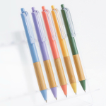 Caneta com clip translúcido e zona de pega em bambu, tinta preta