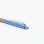 Caneta com clip translúcido e zona de pega em bambu, tinta preta