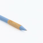 Caneta com clip translúcido e zona de pega em bambu, tinta preta