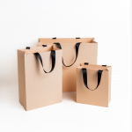 Saco papel premium com acabamento mate e asas de tecido resistentes 4kg