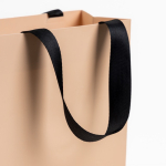 Saco papel premium com acabamento mate e asas de tecido resistente 7kg