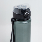 Garrafa reutilizável 700 ml com tampa flip-top e fecho anti-gotejamento