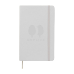 Caderno grande com fecho elástico Moleskine, páginas pautadas cor branco vista detalhe com logo