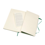 Caderno grande com fecho elástico Moleskine, páginas pautadas cor verde terceira vista