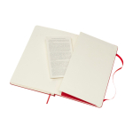 Caderno grande com fecho elástico Moleskine, páginas pautadas cor vermelho-escuro quarta vista