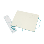 Caderno grande com fecho elástico Moleskine, páginas pautadas cor azul pastel segunda vista