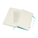 Caderno grande com fecho elástico Moleskine, páginas pautadas cor azul pastel terceira vista