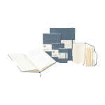 Caderno grande com fecho elástico Moleskine, páginas pautadas cor azul acinzentado quinta vista