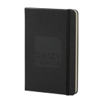 Caderno Moleskine Classic de capa dura médio, folhas pautadas cor preto vista detalhe com logo